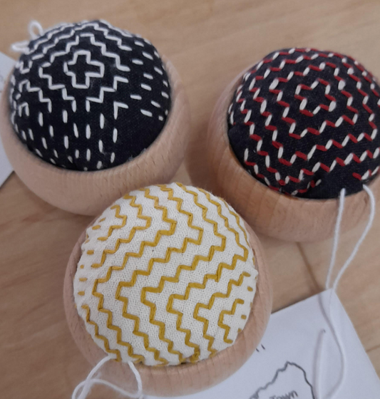 Hitomezashi & Wooden Pin Cushion